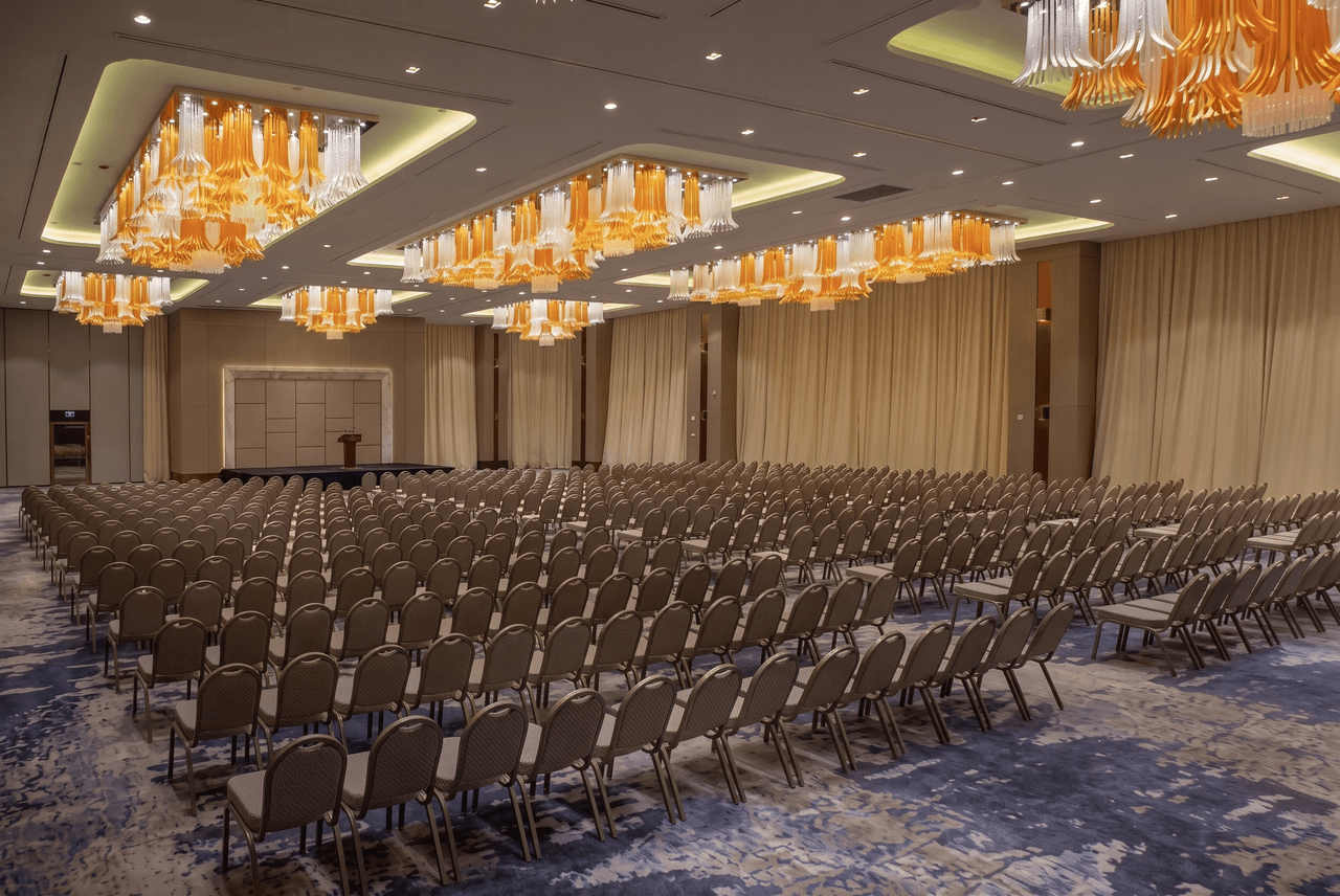 Hilton Tashkent Congress Hall — Banketçi banket mobilya kurulumu
